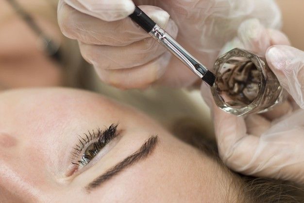 Procedimento de Design com Henna em Praia Seca